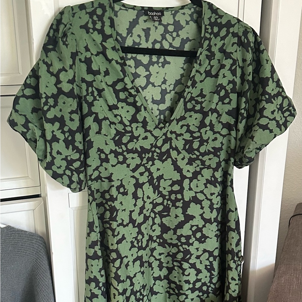 Boohoo Black and Green Patterned V-Neck Dress